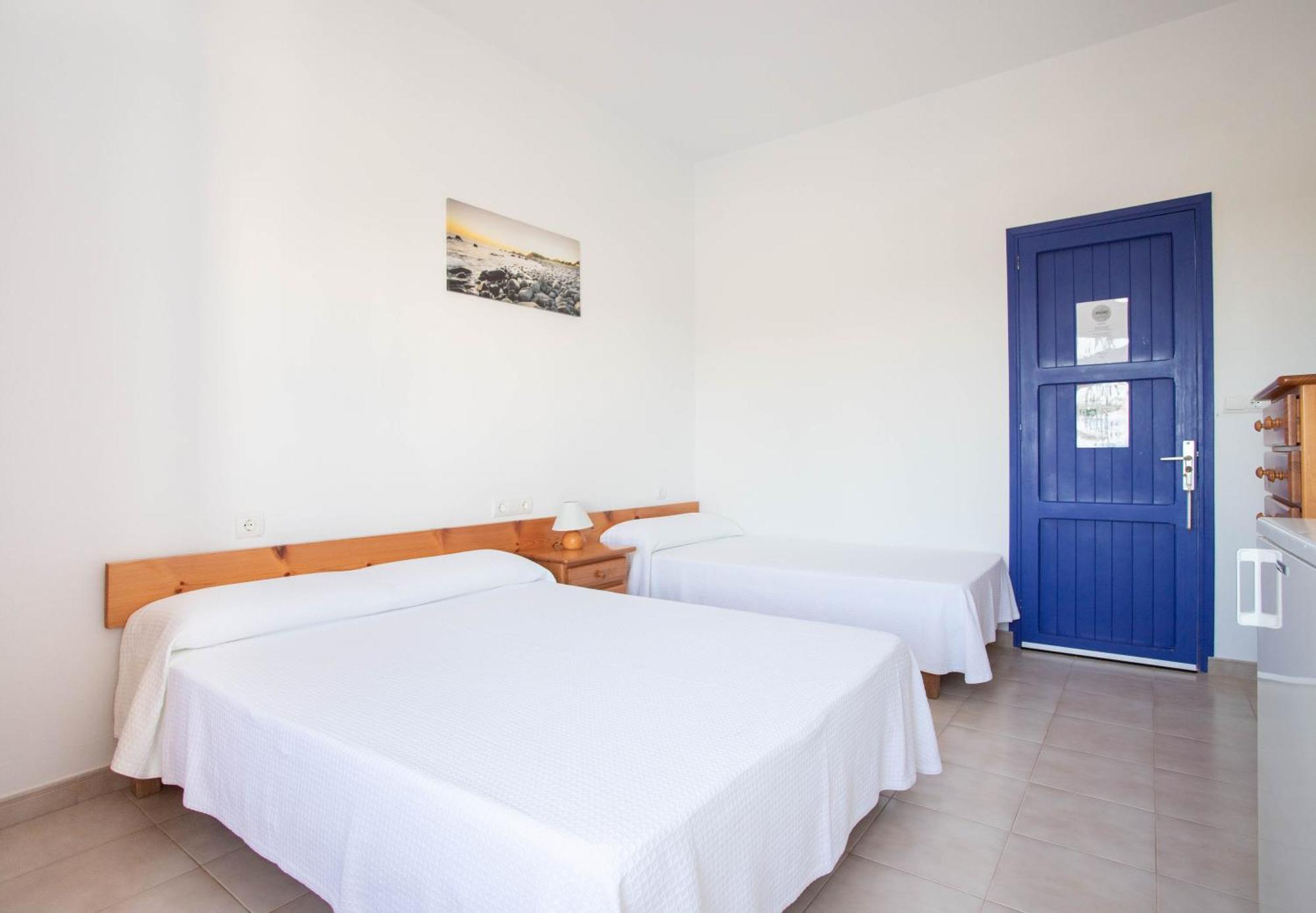 Hostal Mayans Es Pujols Extérieur photo