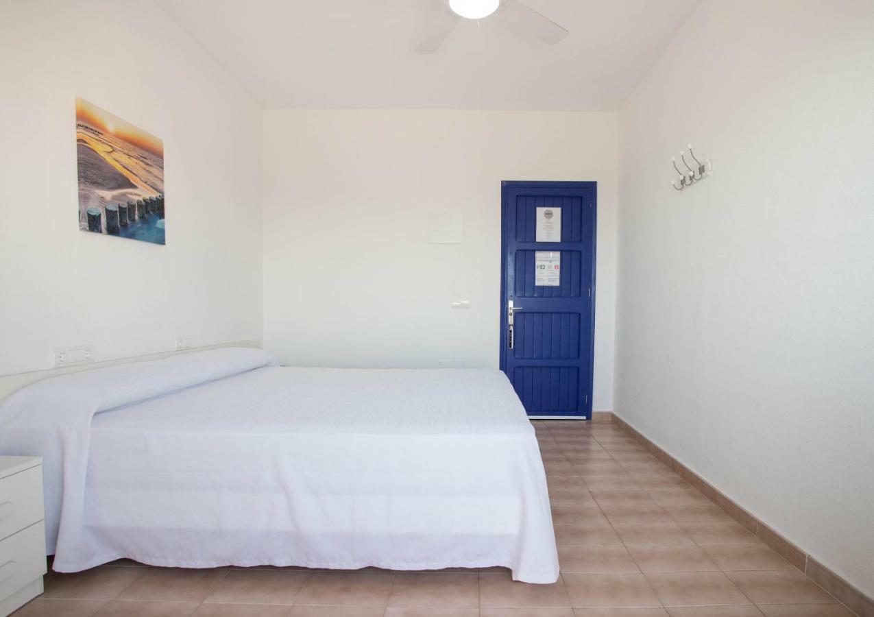 Hostal Mayans Es Pujols Extérieur photo