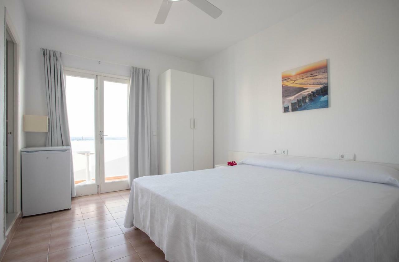 Hostal Mayans Es Pujols Extérieur photo
